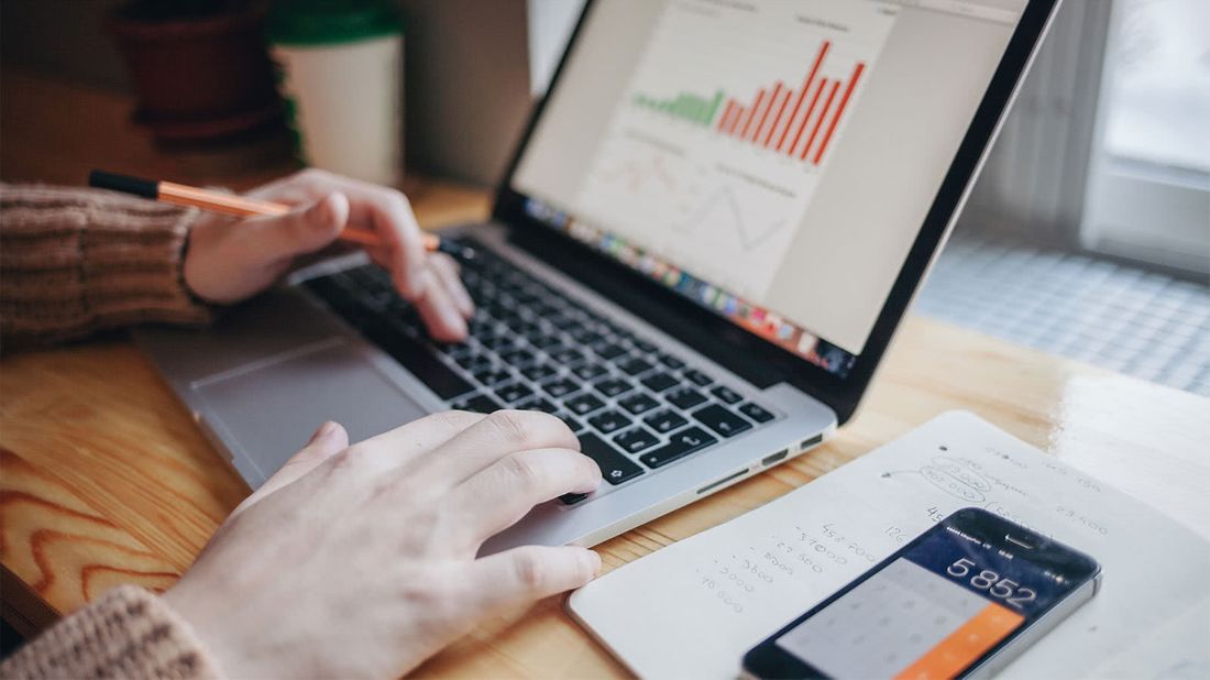 Person on a computer researching a financial portfolio