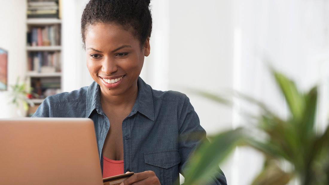 woman using her credit card