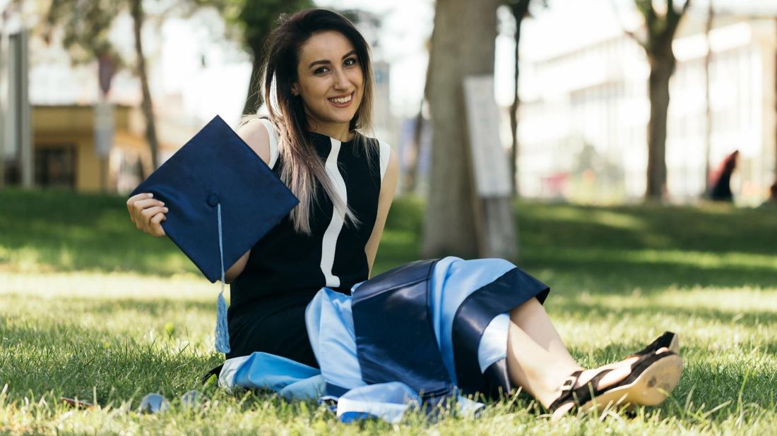 graduate thinking of financial steps to take after college