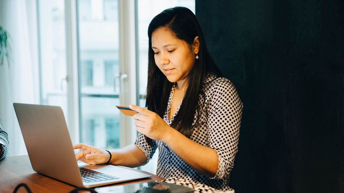 woman using her credit card