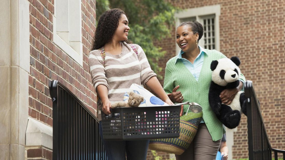 mom helping daughter move into dorm