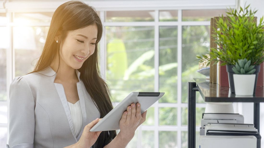 Woman reading Northwestern Mutual Market Commentary 