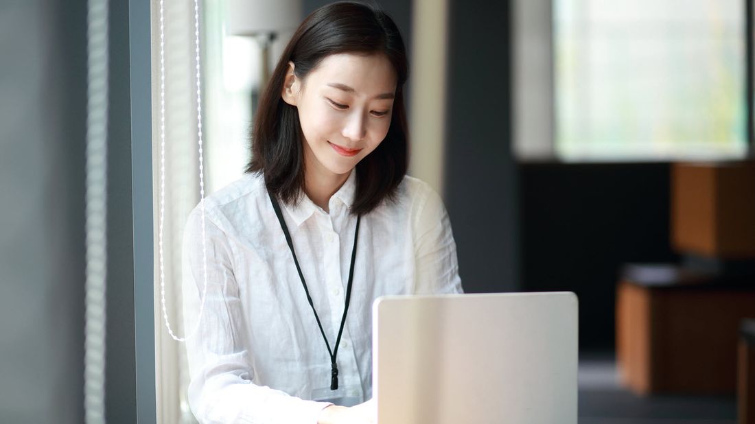 Woman reading Northwestern Mutual Market Commentary on her laptop.