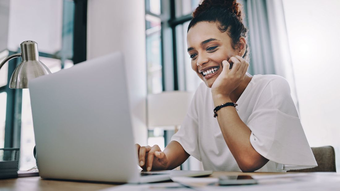 Woman reading Northwestern Mutual Market Commentary on her computer