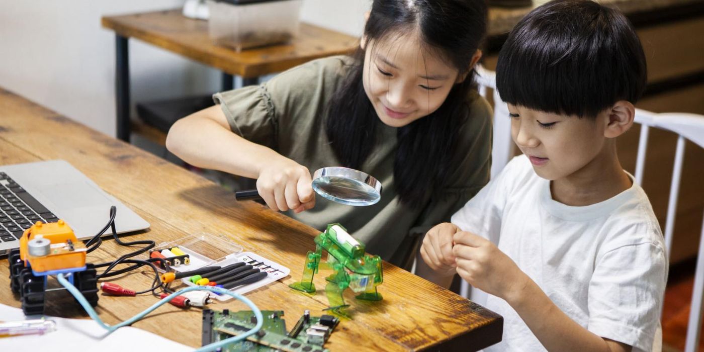 children working on robot design 529 plans