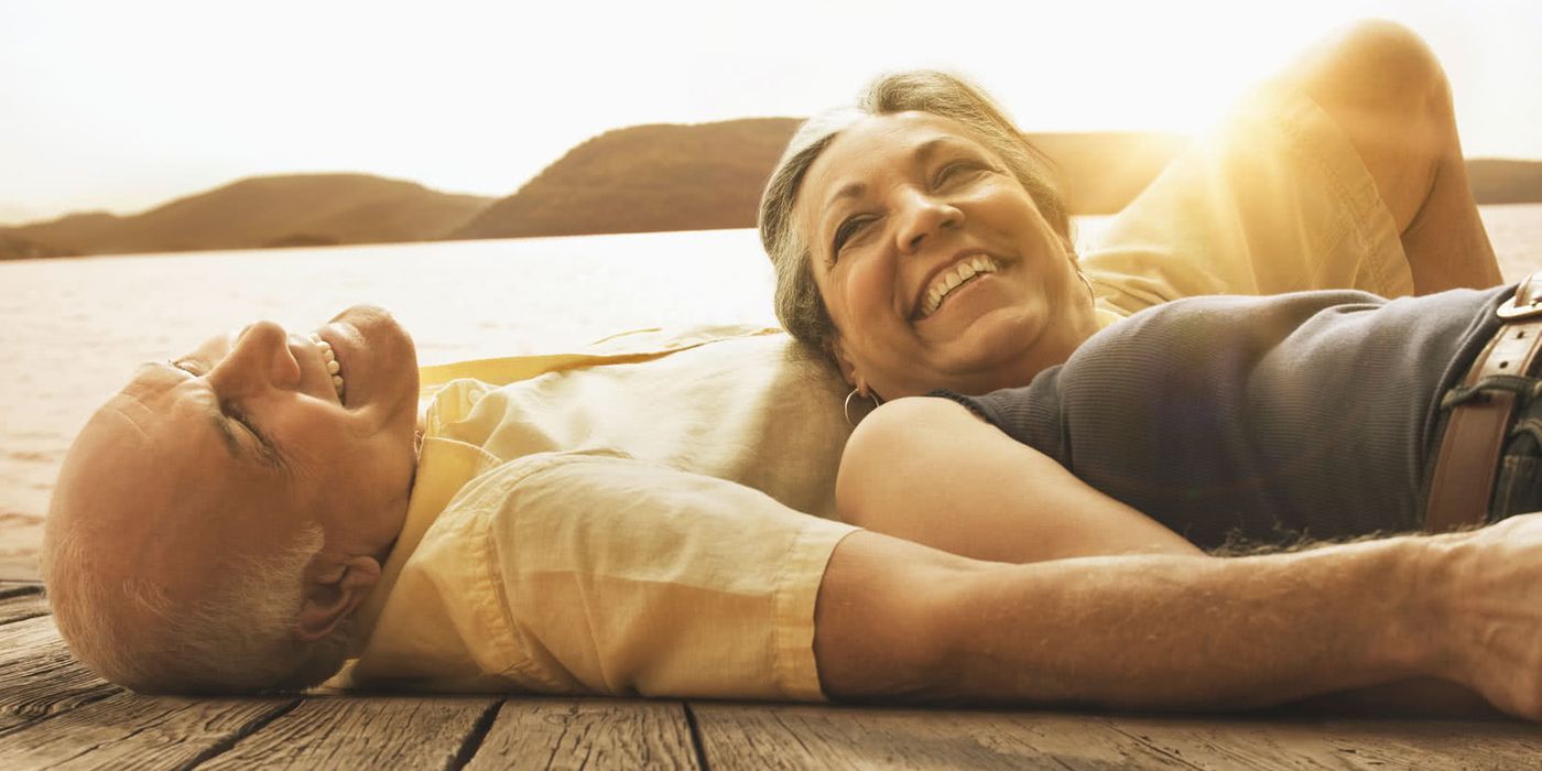 Retired couple relaxing after avoiding common financial mistakes