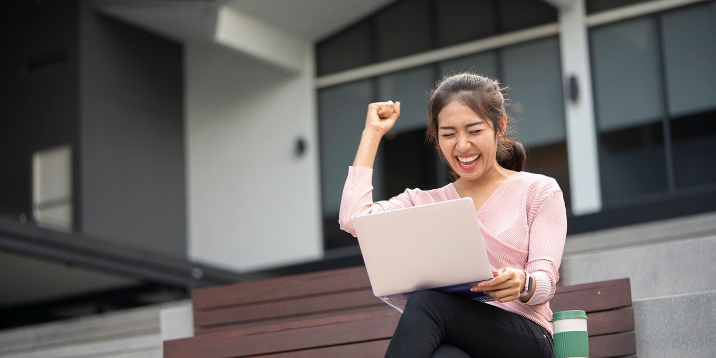 woman on laptop taking credit score quiz