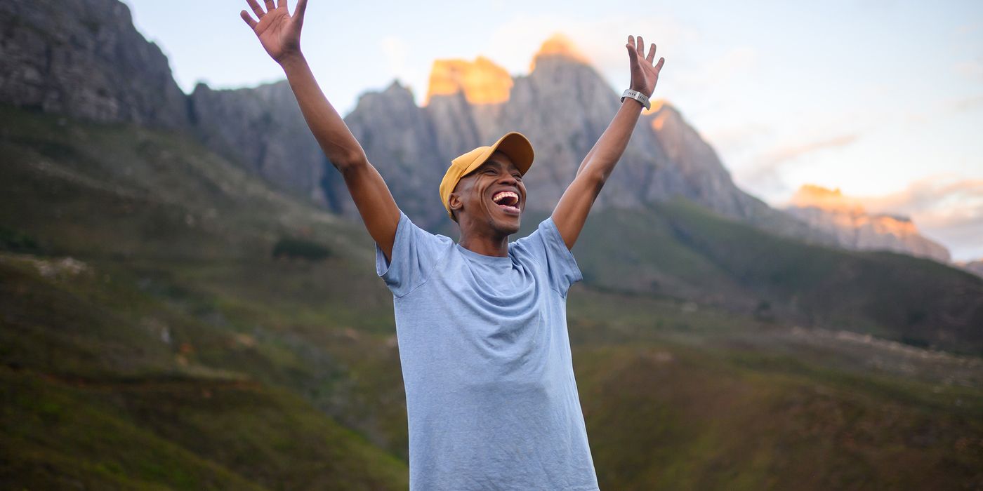 Solo-hiker-in-scenic-mountain-landscape