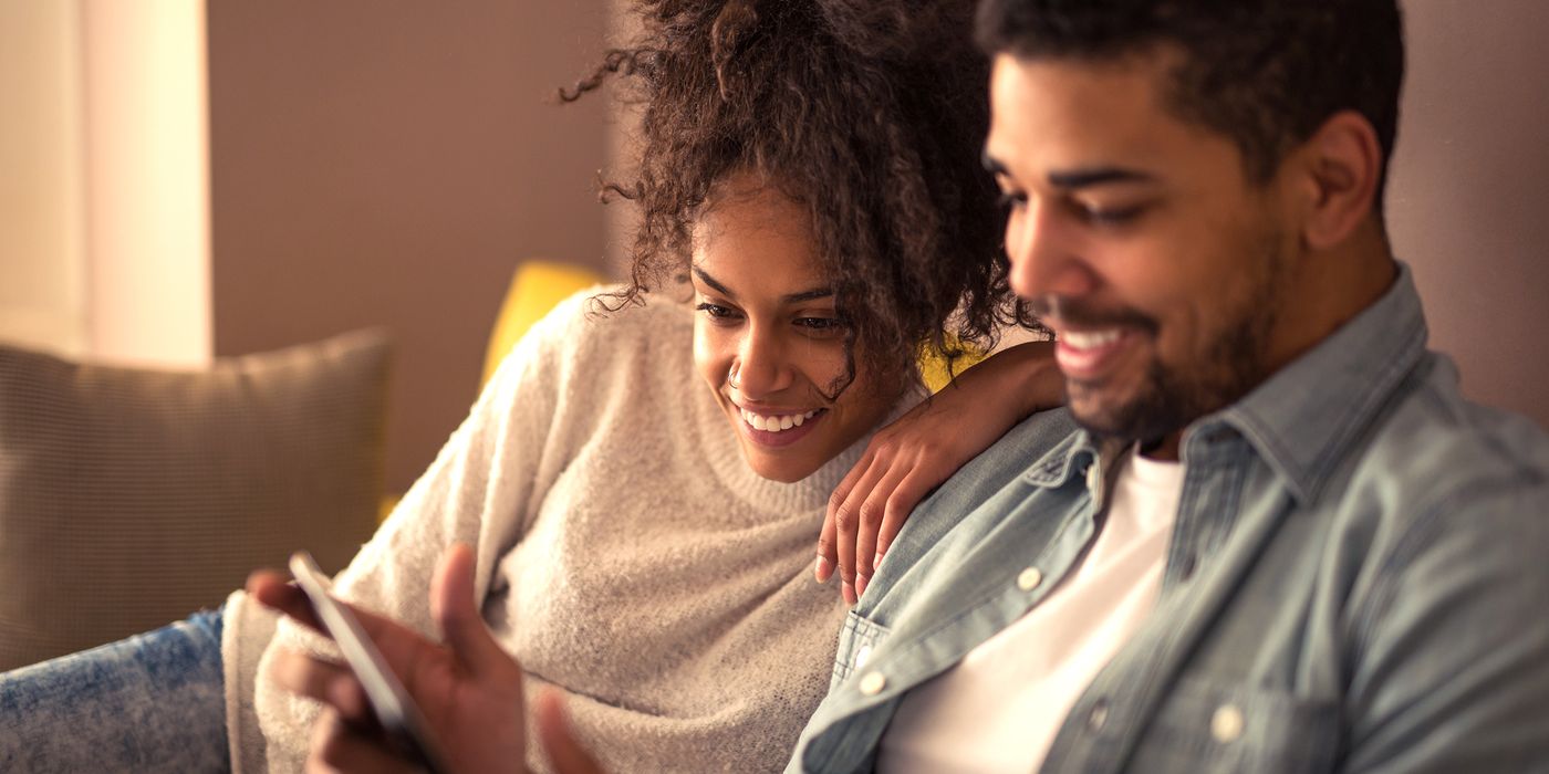 couple-checking-401k-balance