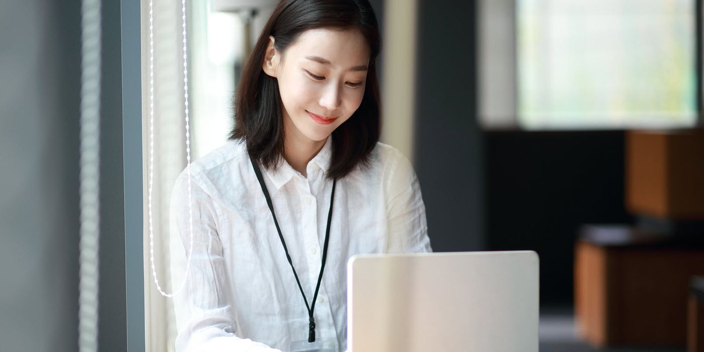 Woman reading Northwestern Mutual Market Commentary on her laptop.