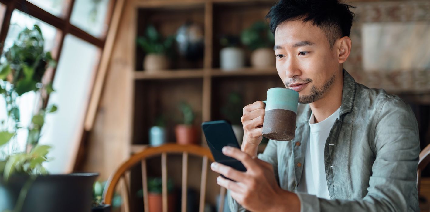 年轻人正在阅读有关股票投资的书籍。