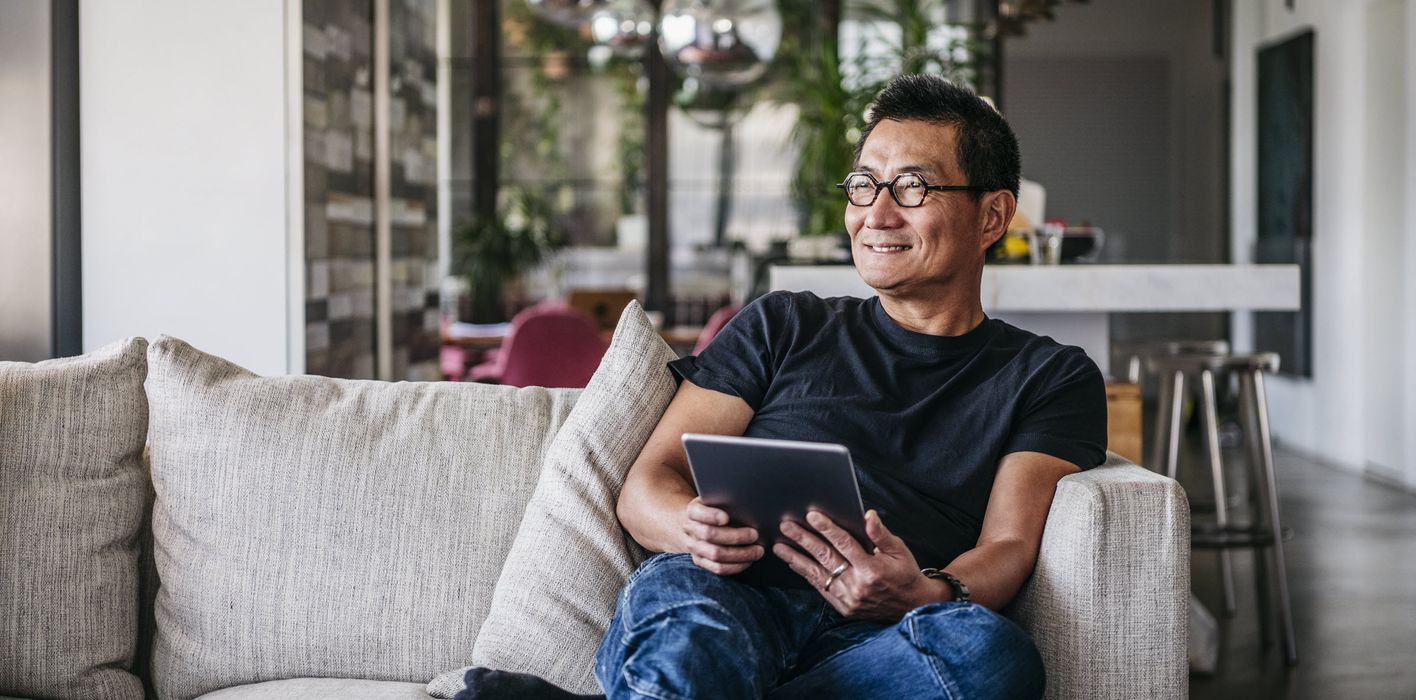 Man reading Northwestern Mutual’s weekly market commentary.