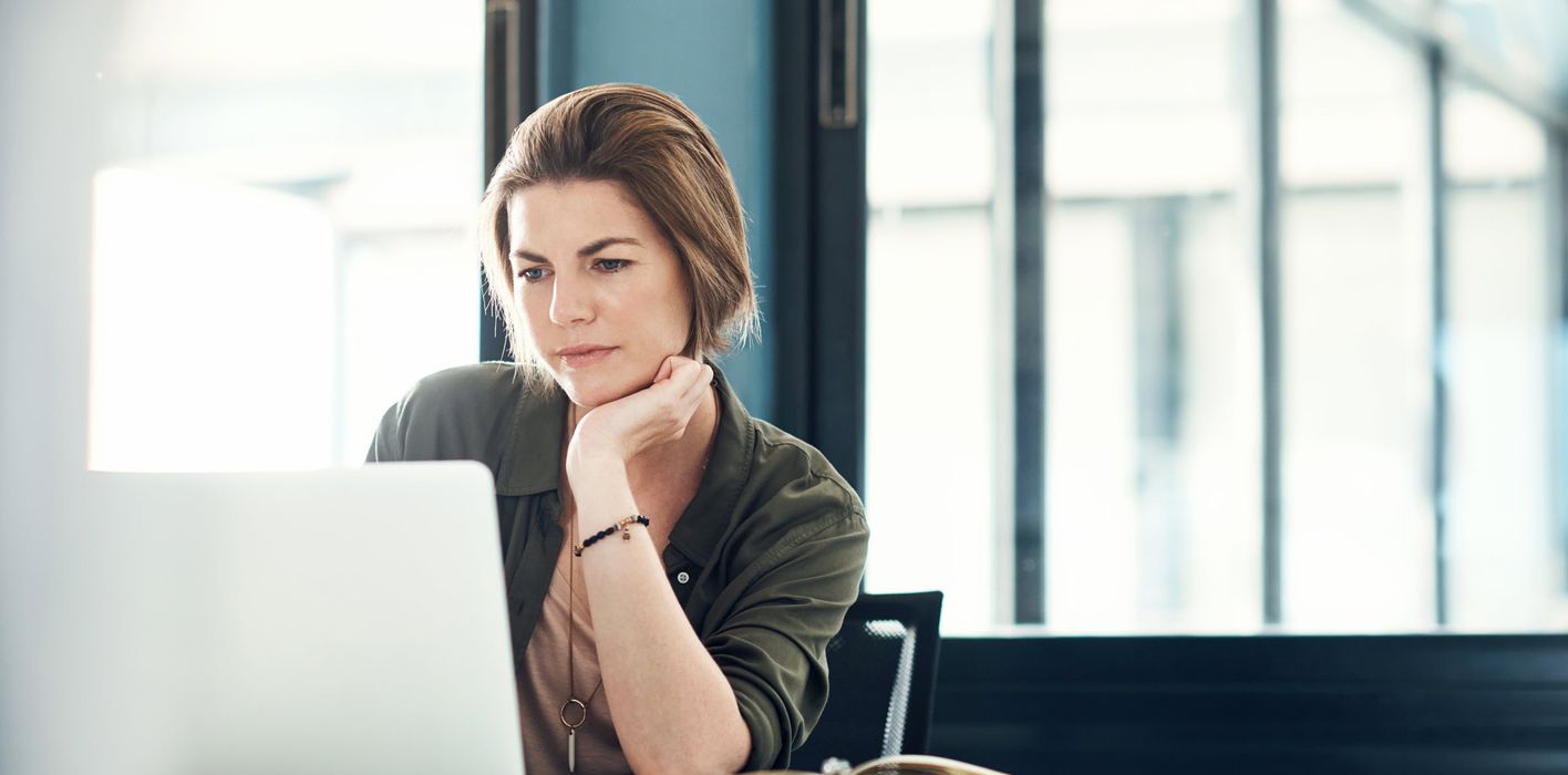 Woman reading Northwestern Mutual’s weekly market commentary.