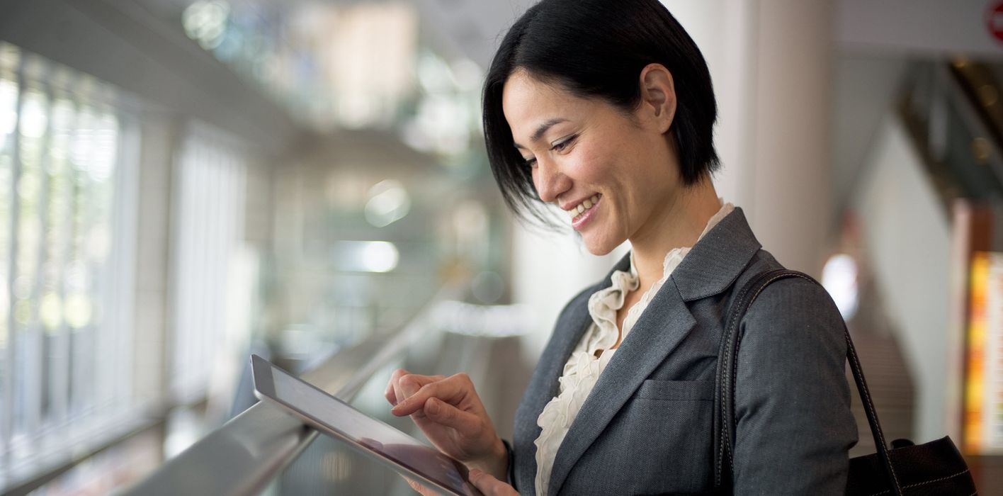 Woman reading Northwestern Mutual’s weekly market commentary.