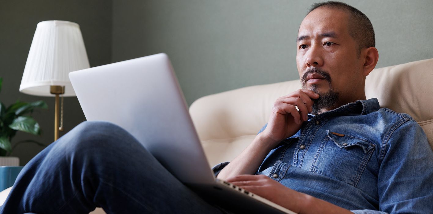 Man reading Northwestern Mutual Wealth Management Company’s Weekly Market Commentary to help him navigate market uncertainty and mixed economic signals.