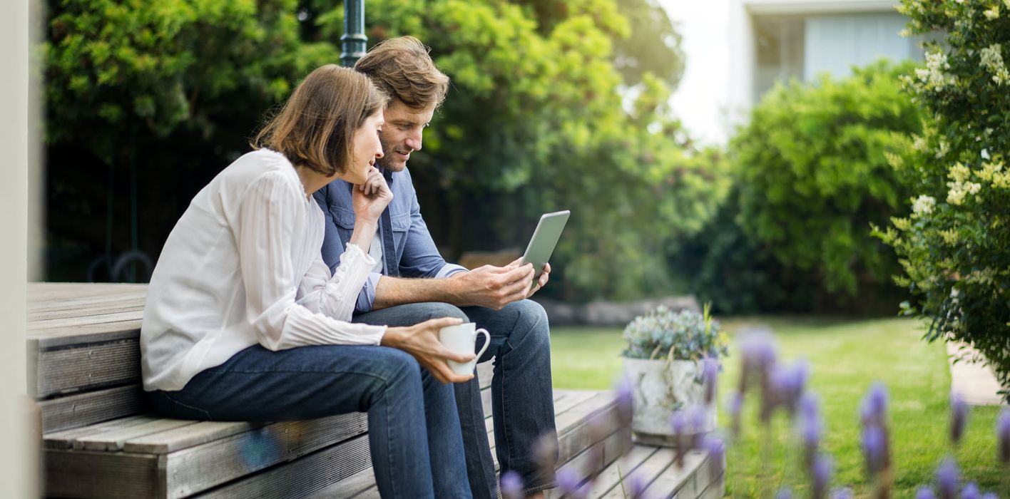 Couple talking about what they read in the latest weekly market commentary from Northwestern Mutual.