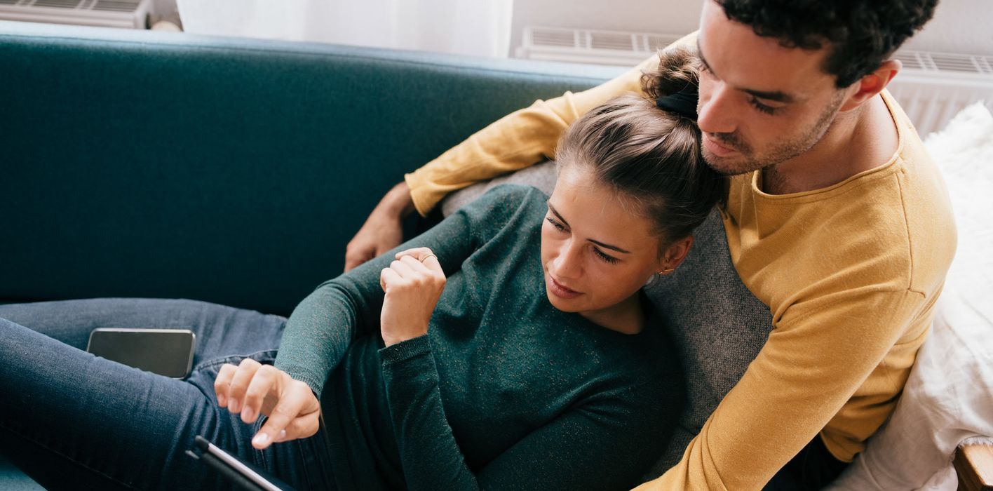 Couple reading latest Weekly Market Commentary from Northwestern Mutual