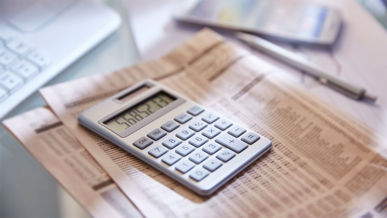What is a Roth IRA calculator on a newspaper