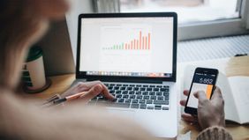 Woman on computer wondering if she should roll over her IRA