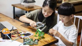 children working on robot design 529 plans