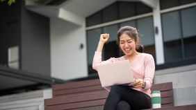 woman on laptop taking credit score quiz