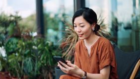 Woman reading Northwestern Mutual’s weekly market commentary