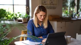 Woman reading Northwestern Mutual’s weekly market commentary.
