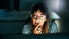 Woman reading Northwestern Mutual’s Quarterly Market Commentary.