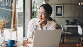 Woman reading Northwestern Mutual’s weekly market commentary.