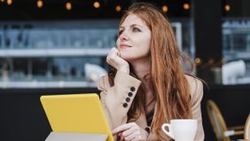 Woman reading Northwestern Mutual’s weekly market commentary.