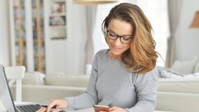 Woman reading Northwestern Mutual’s weekly market commentary.