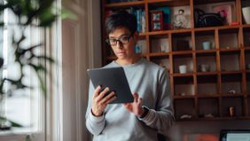 Man reading Northwestern Mutual’s weekly market commentary.