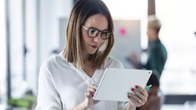 Woman reading Northwestern Mutual’s weekly market commentary.