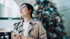 Woman reads Northwestern Mutual’s Weekly Markets Commentary to stay current on the economy and markets.