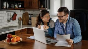 Couple talking about what they read in the latest weekly market commentary from Northwestern Mutual.