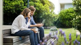 Couple talking about what they read in the latest weekly market commentary from Northwestern Mutual.