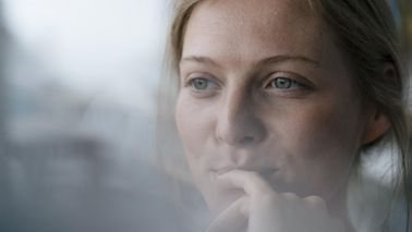 女人用手指还是嘴。