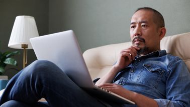 Man reading Northwestern Mutual Wealth Management Company’s Weekly Market Commentary to help him navigate market uncertainty and mixed economic signals.