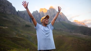 Solo-hiker-in-scenic-mountain-landscape