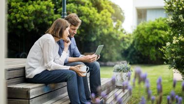 Couple talking about what they read in the latest weekly market commentary from Northwestern Mutual.