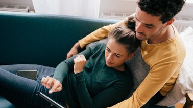 Couple reading latest Weekly Market Commentary from Northwestern Mutual
