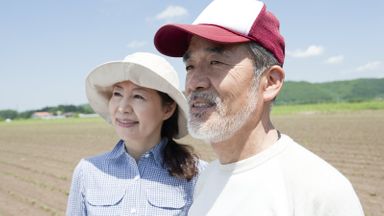 Couple on a farm thinking about how to use life insurance in retirement.