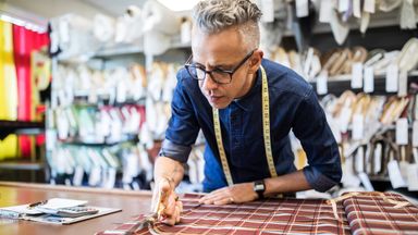 2423-man-cutting-fabric