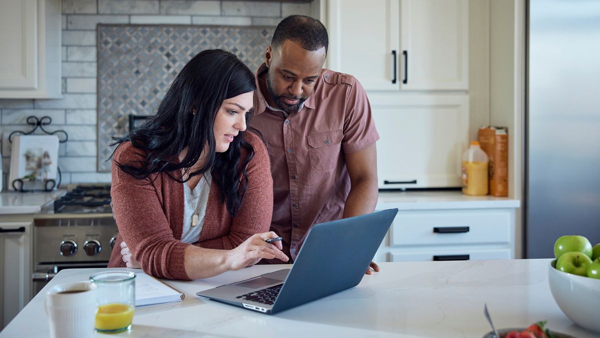 couple-discussing-sinking-fund