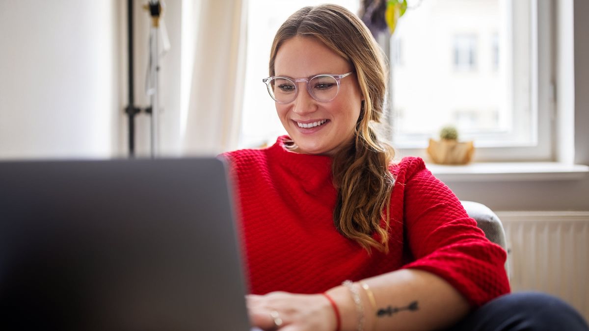 Woman reading Northwestern Mutual article about how investing works.