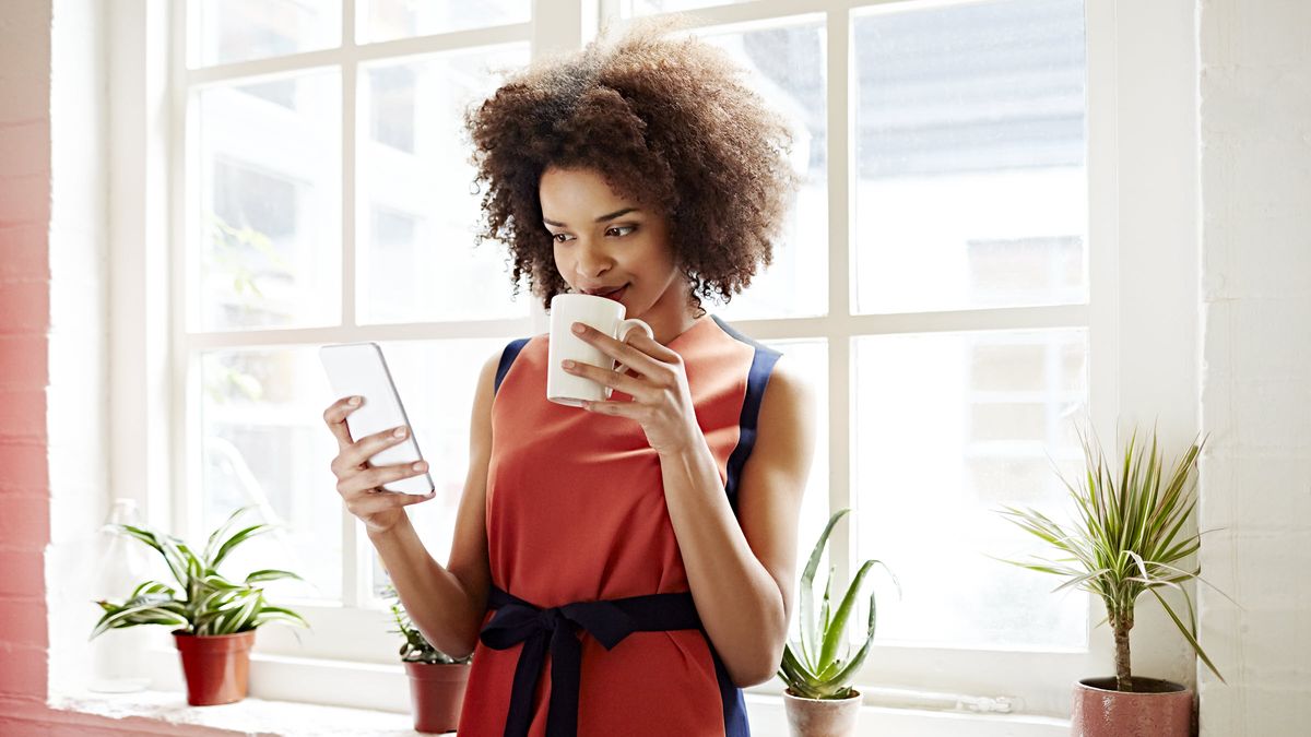 Woman reading Northwestern Mutual’s weekly market commentary.