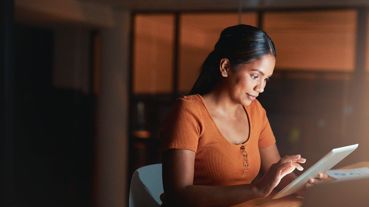 Woman reading Northwestern Mutual’s weekly market commentary.