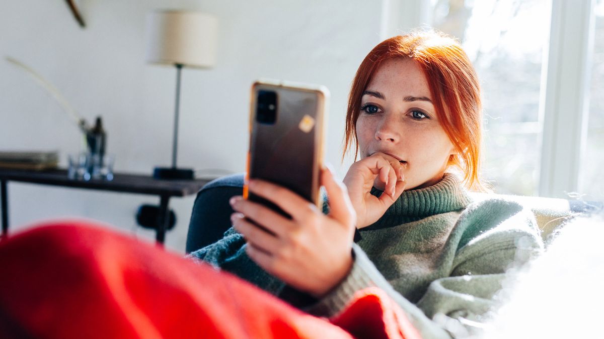 Woman reading Northwestern Mutual’s weekly market commentary.