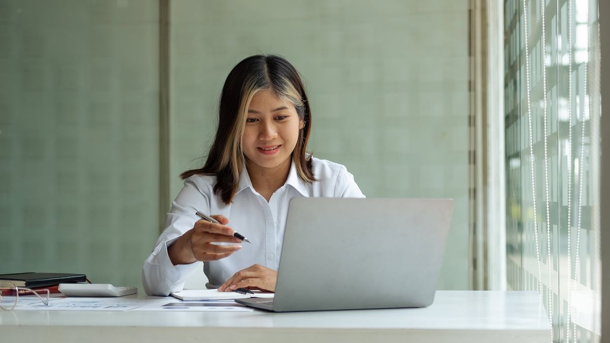 Woman discussing year-end tax planning opportunities with her Northwestern Mutual financial advisor via video call.