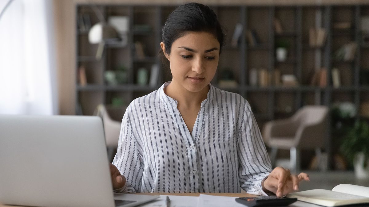 woman-calculating-student-loan-balance